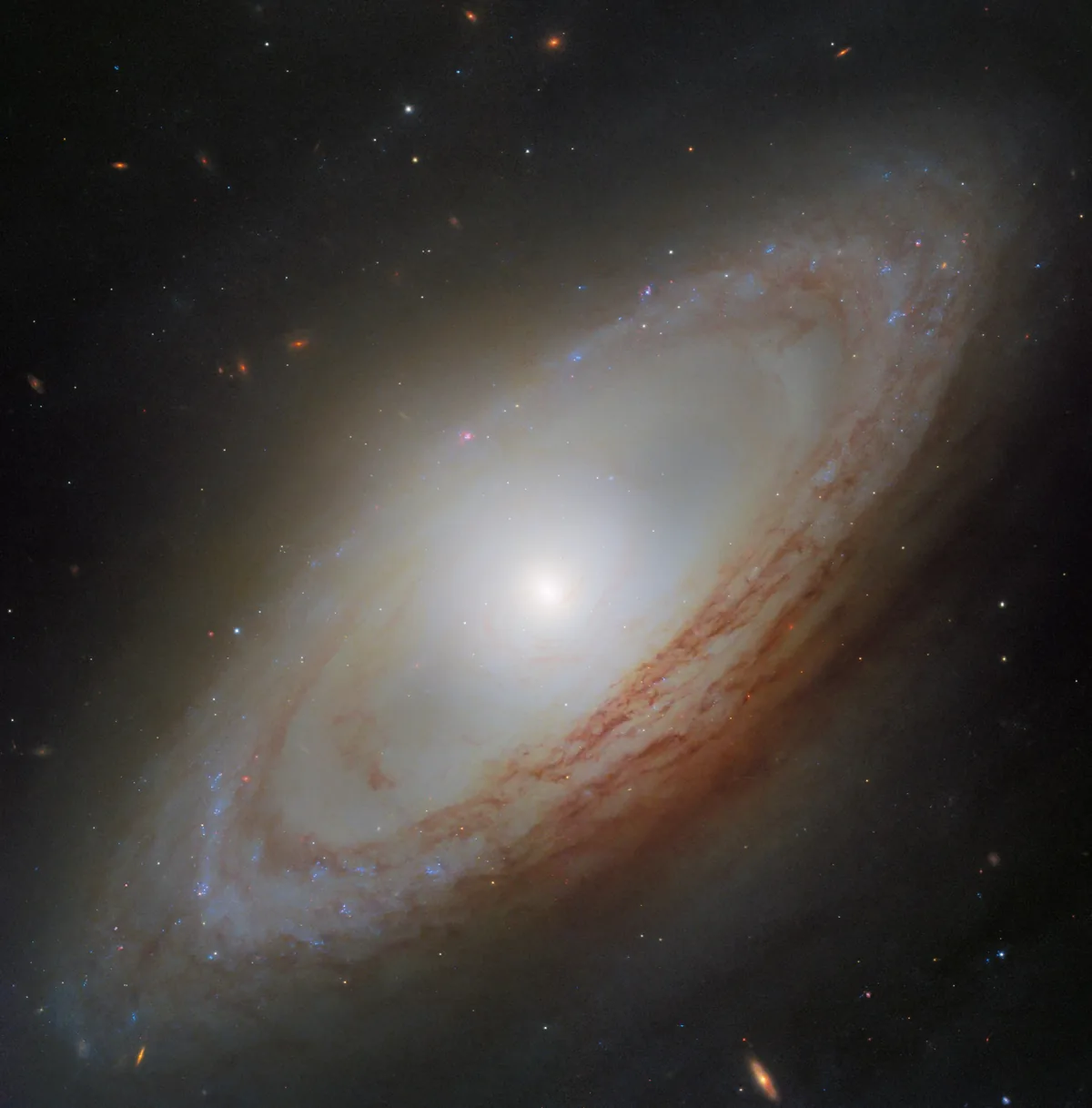 Hubble'dan Galaksinin Kalbindeki Kaosa Derin Bakış: Kozmik Sır Çözülüyor