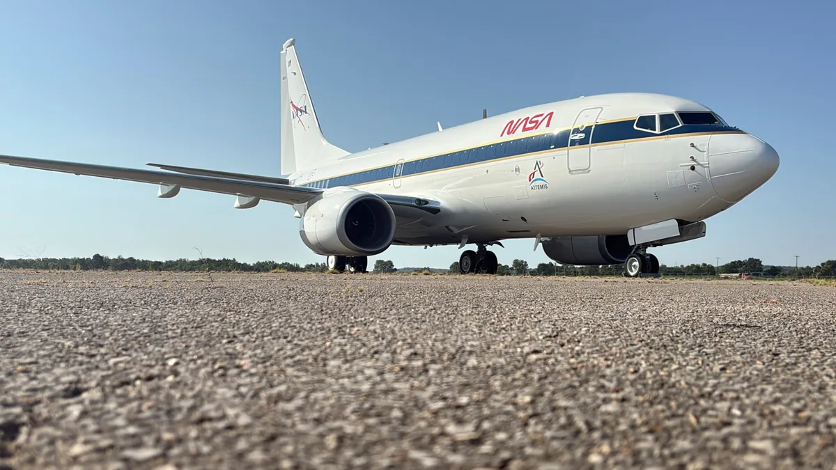 NASA'nın Efsanevi Uçağı Boeing 737 Yeni Boyasıyla Gökyüzüne Dönüyor!