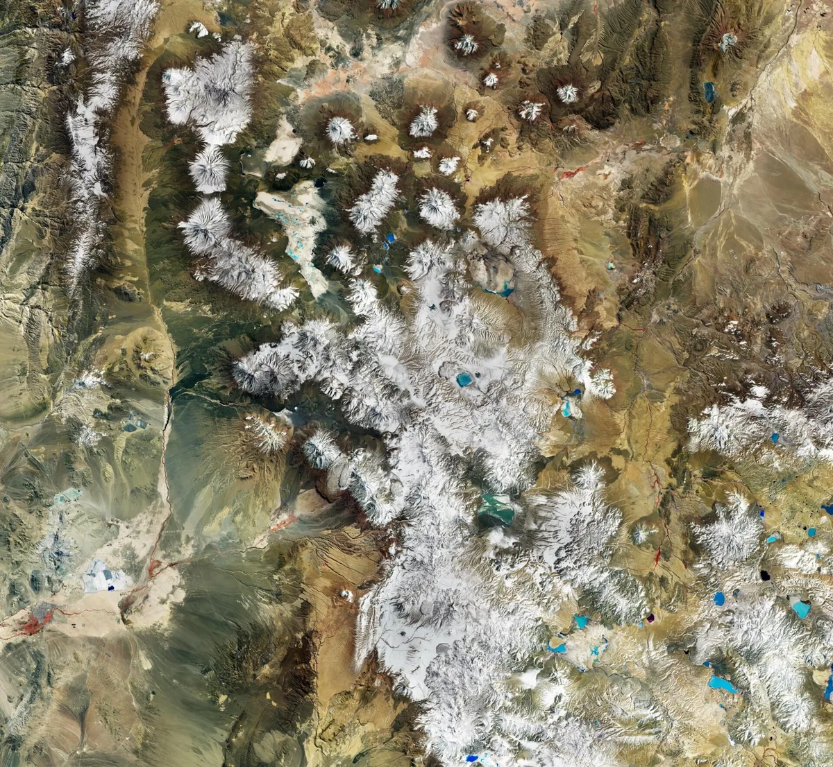 Uzaydan Andean Altiplano'nun Büyüleyici Dünyası: Laguna Colorada'nın Gizemli Renkleri