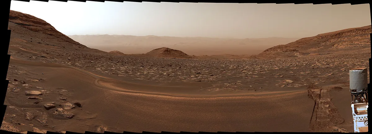 Meraklı Gezgin Mars'ta Yeni Bir Zirvede: Curiosity Gale Krateri'ne Geri Bakıyor
