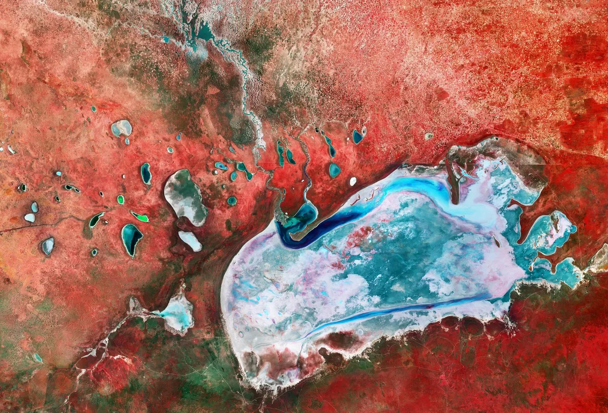 Uzaydan Bakış: Namibya'nın Devasa Tuzlası ve Sentinel-2 Gözlemleriyle Yeryüzü Dinamikleri