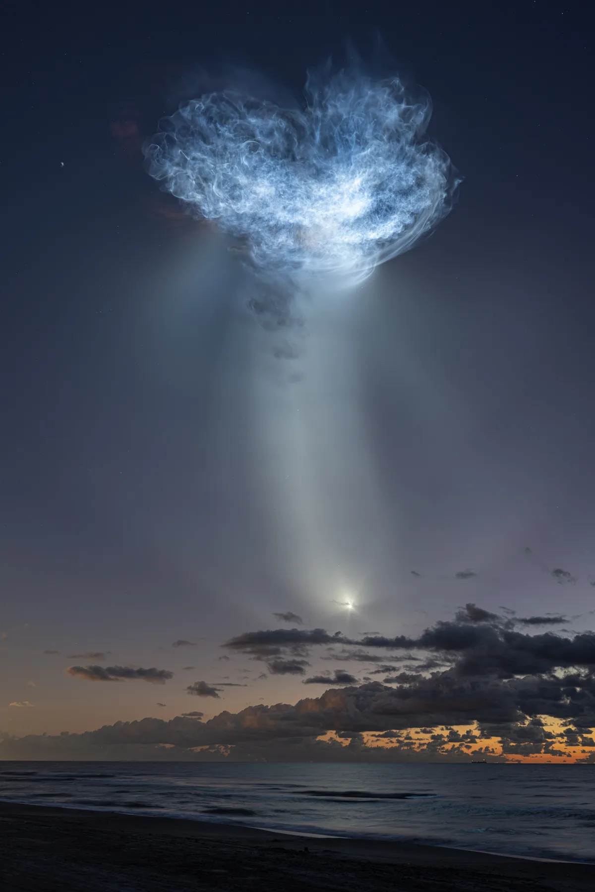 Gökyüzündeki Denizanası Fenomeni: SpaceX CRS-35 Fırlatılışı ve Roket İzi Dinamikleri