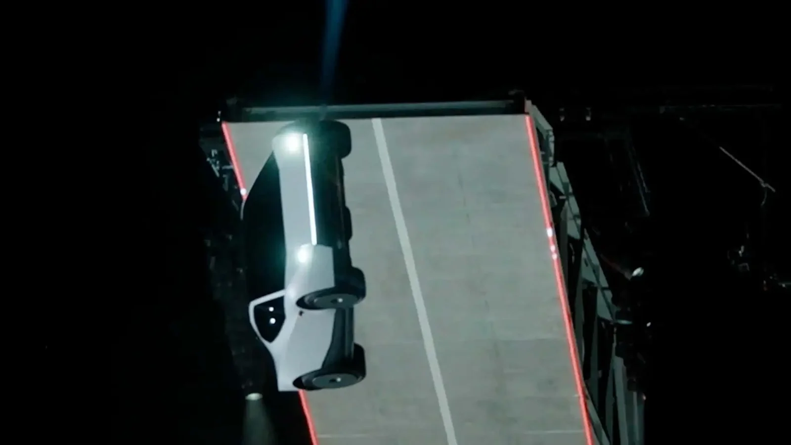 Gösterim sırasında havada gerçekleştirilen Kickflip / Barrel Roll manevrası.