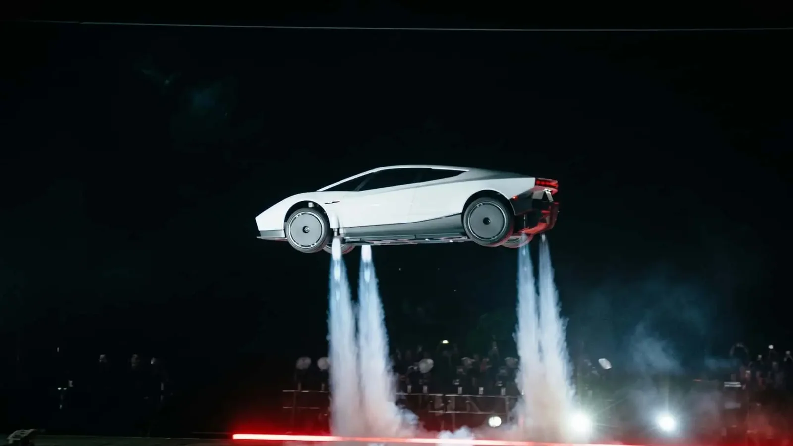 Tesla Roadster, SpaceX'in 10 soğuk gaz roket nozülüyle yerden havalanırken.