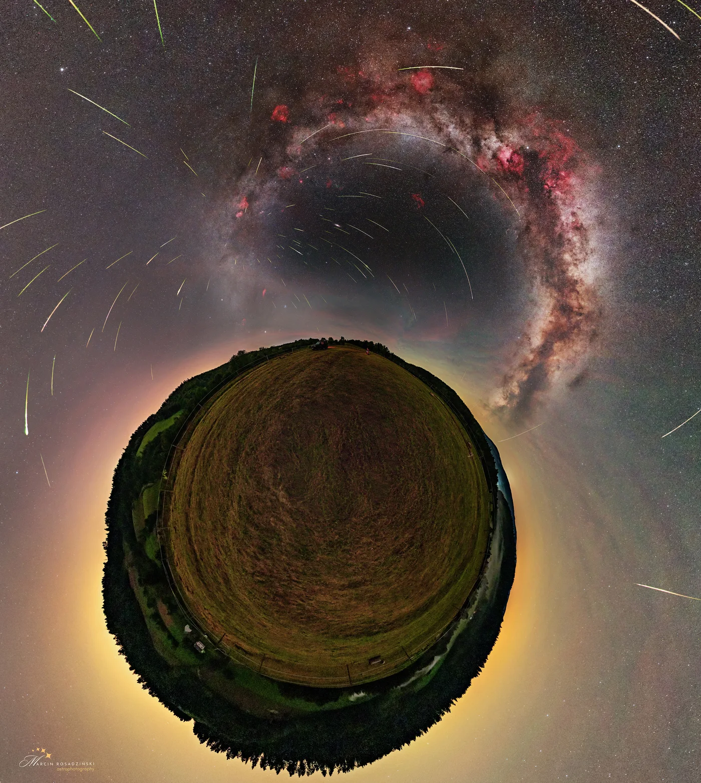 Küçük Bir Gezegenin Üzerinde Gökyüzü Şöleni: Perseid Meteor Yağmuru | UzayVe APOD