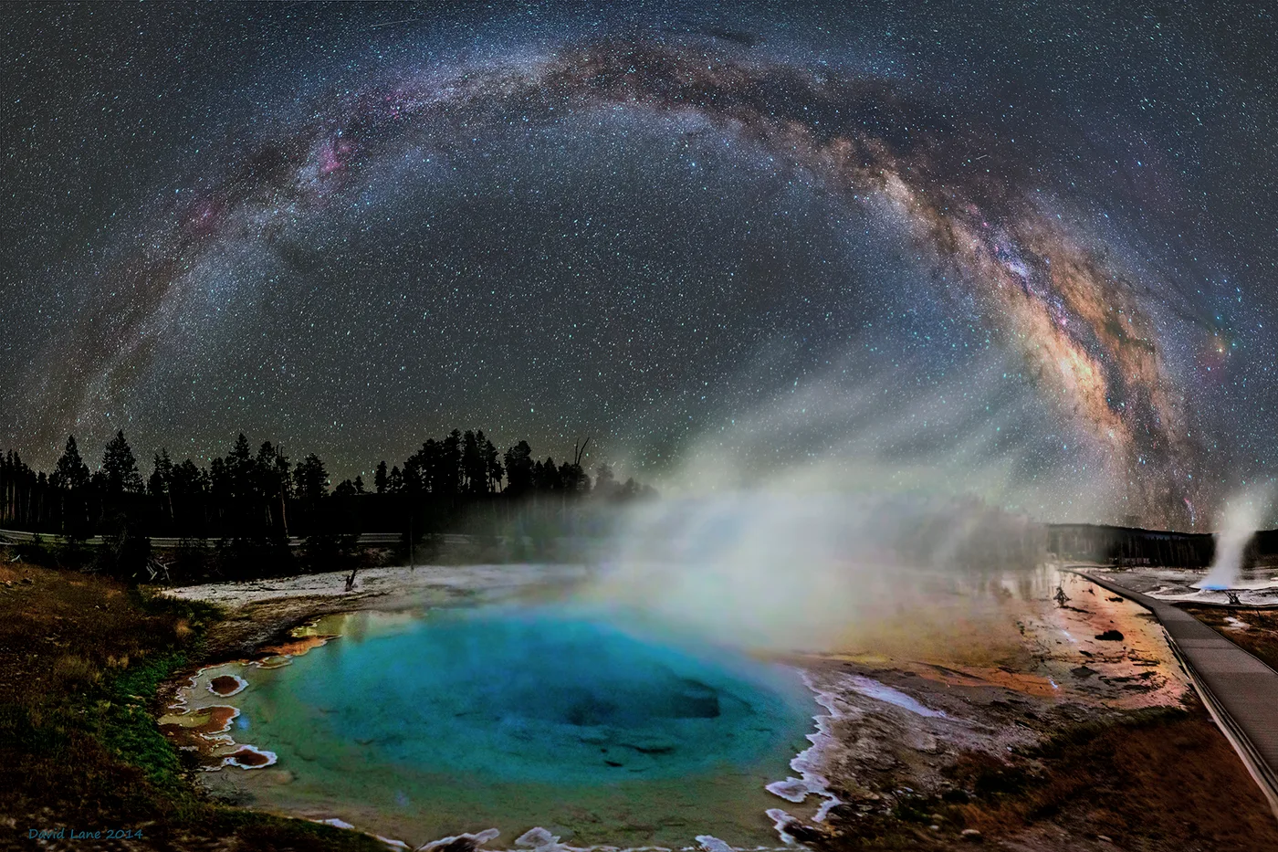 Dünyanın Ateşi ve Gökyüzünün Işığı: Yellowstone Üzerinde Samanyolu | UzayVe APOD
